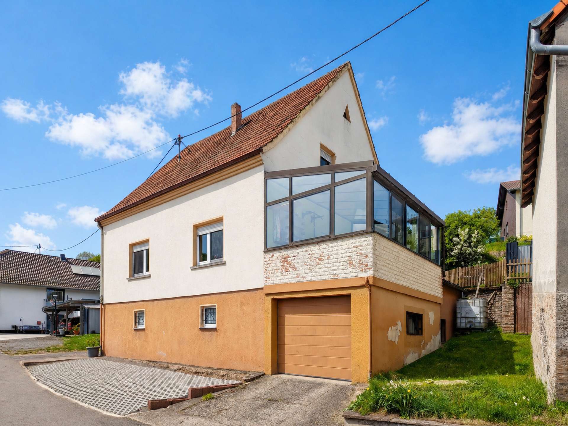Hausfront 3