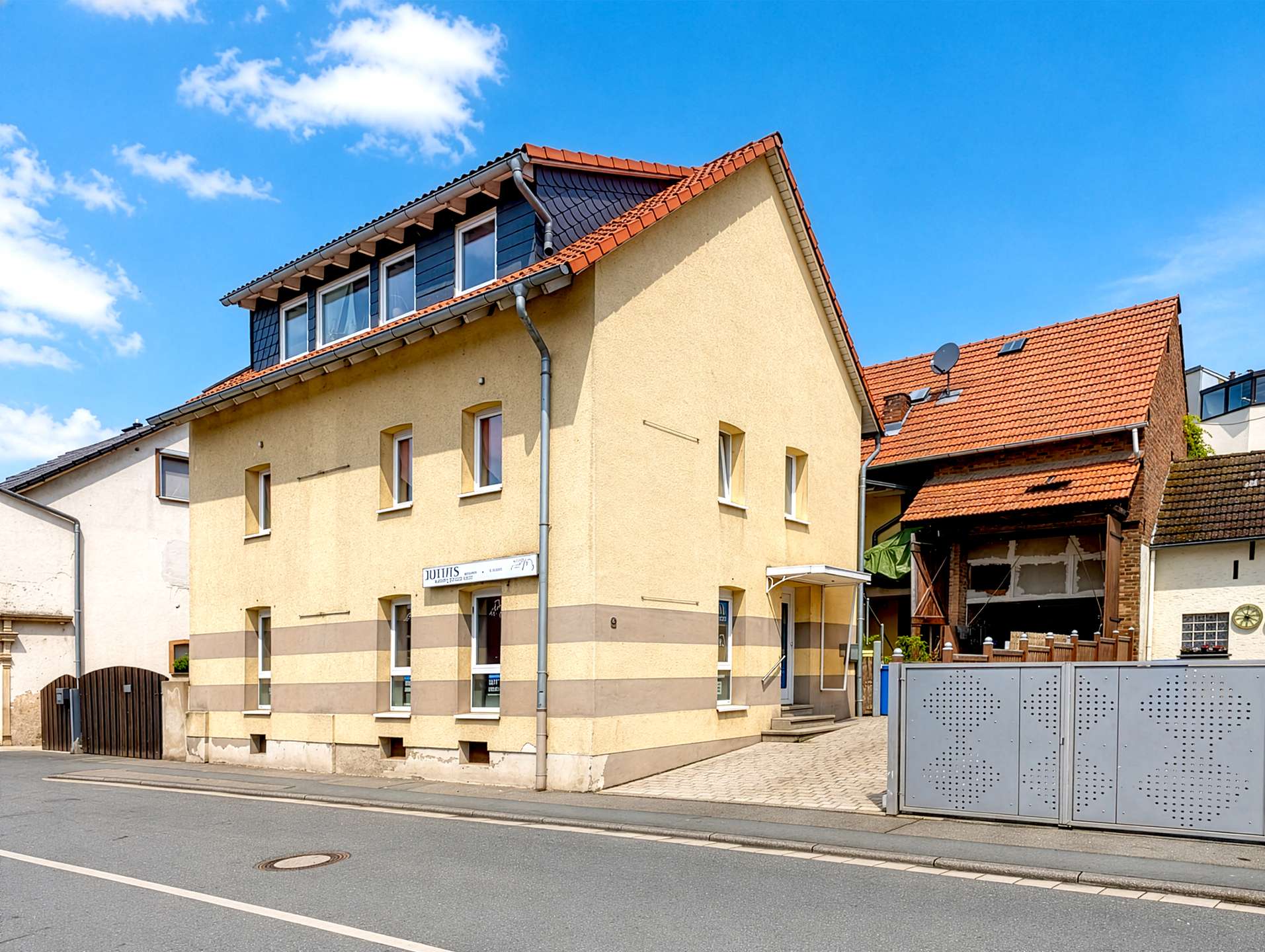 Straßenfront