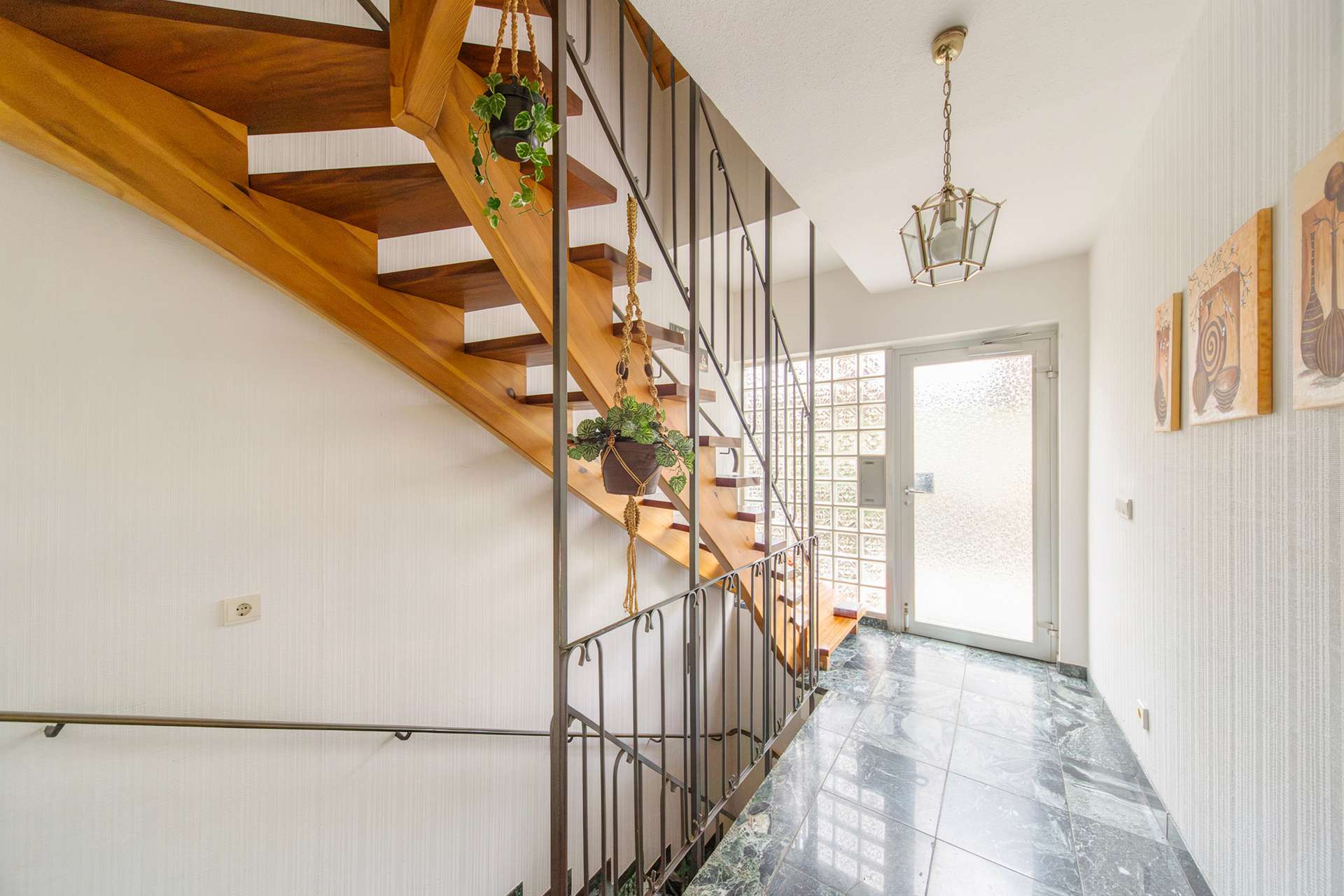 Flur mit Treppe