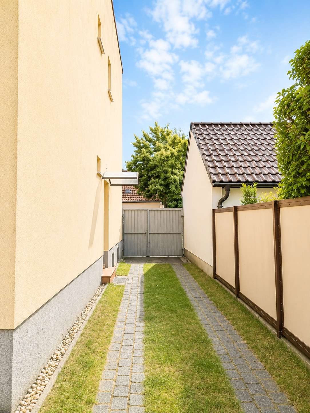 Außenansicht Einfahrt zum Grundstück