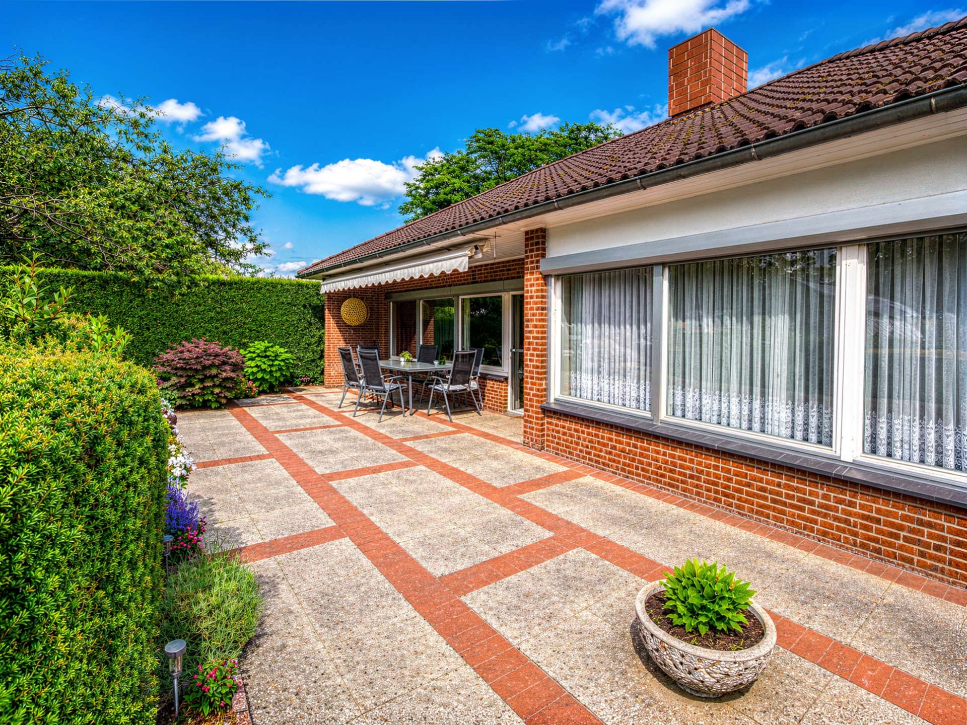 Riesige sonnige Terrasse